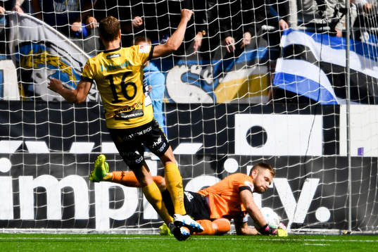 IFK Göteborgs målvakt John Alvbåge  räddar straffspark