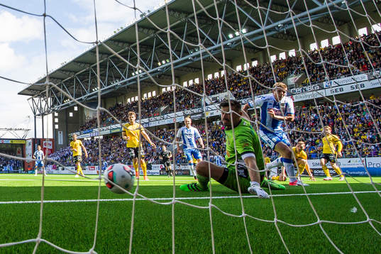 IFK Göteborgs Mikael Boman gör 0-1 bakom Elfsborgs