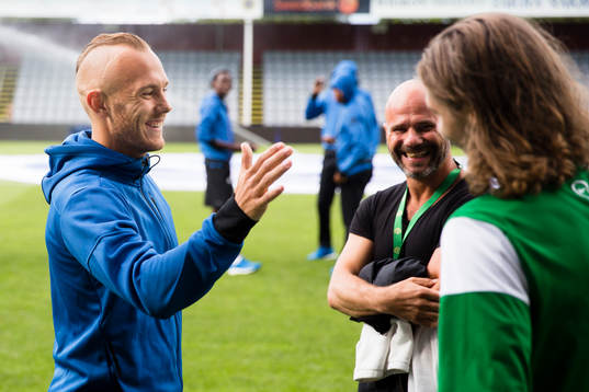 Djurgårdens Magnus Eriksson hälsar Jönköpings Pawel