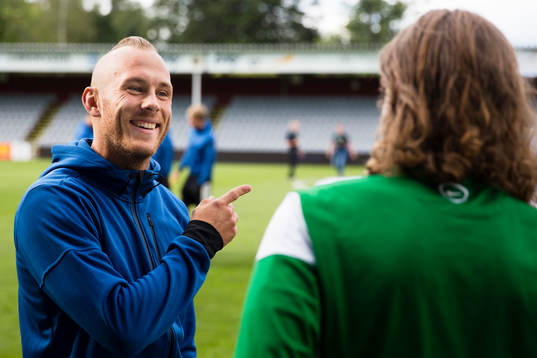 Djurgårdens Magnus Eriksson hälsar Jönköpings Pawel