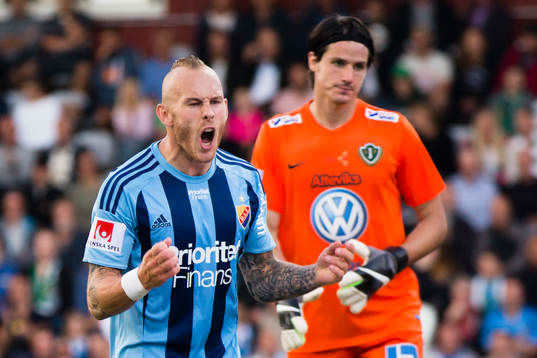 Djurgårdens Magnus Eriksson peppar publiken