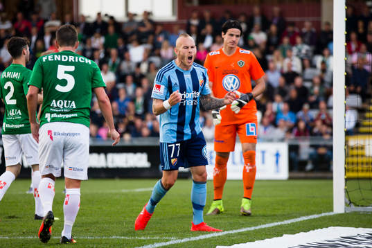 Djurgårdens Magnus Eriksson peppar publiken