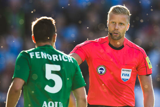Jönköpings Fredric Fendrich i samspråk med domaren Glenn