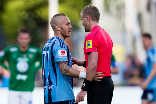 Djurgårdens Magnus Eriksson diskuterar med domaren Glenn