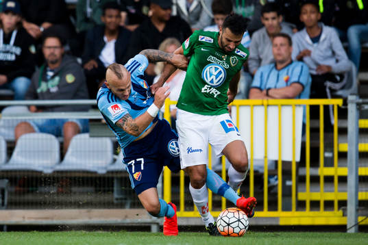 Djurgårdens Magnus Eriksson går omkull