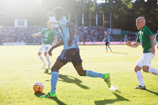 Djurgårdens Michael Olunga mot Jönköpings Tommy Thelin