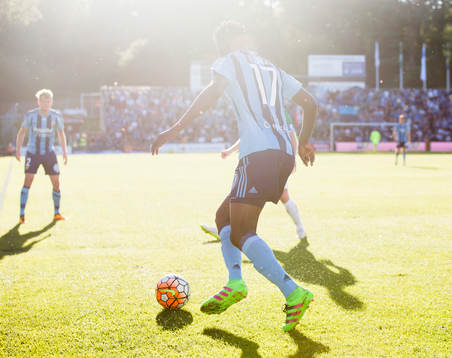 Djurgårdens Michael Olunga med bollen