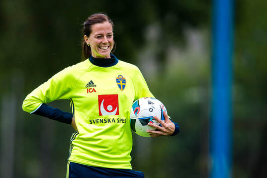Lotta Schelin skrattar