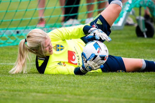 Målvakt Emelie Lundberg stoppar bollen