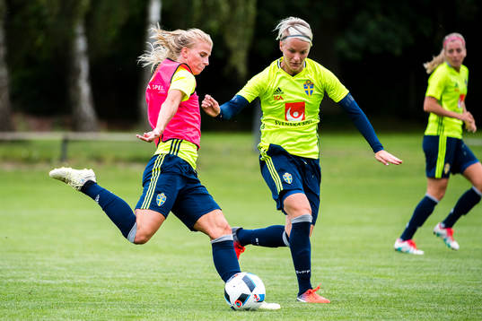 Sofia Jakobsson jagas av Nilla Fischer