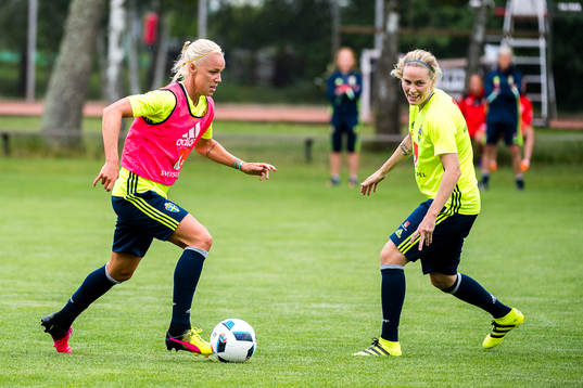Caroline Seger jagas av Lisa Dahlkvist