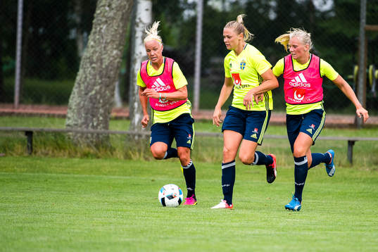 Caroline Seger, Fridolina Rolfö och Stina Blackstenius