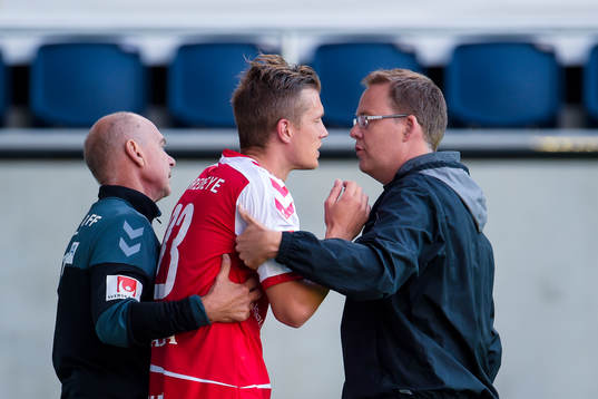 Kalmars Viktor Elm tvingas lämna planen