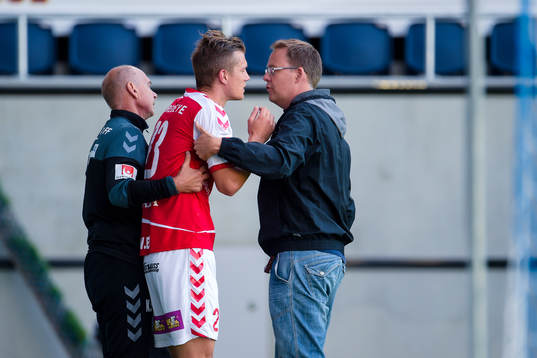 Kalmars Viktor Elm tvingas lämna planen