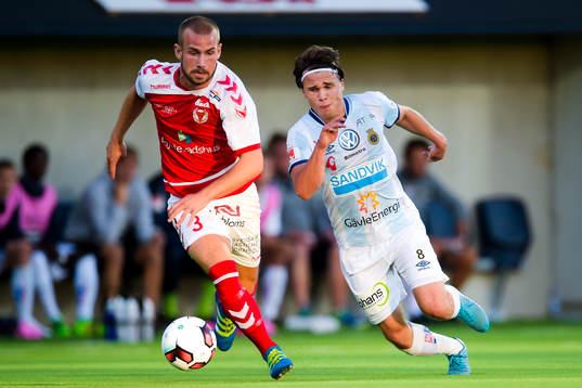 Kalmars Sebastian Starke-Hedlund  och Gefles Simon Skrabb