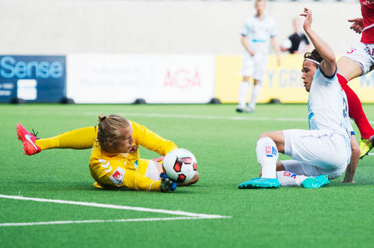 Kalmars målvakt Ole Söderberg räddar ett skott från