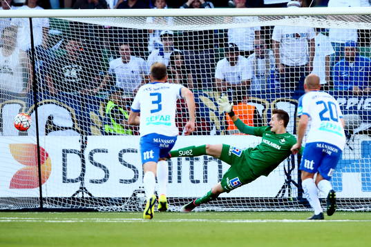 Norrköpings målvakt Andreas Vaikla missar Rosenborgs