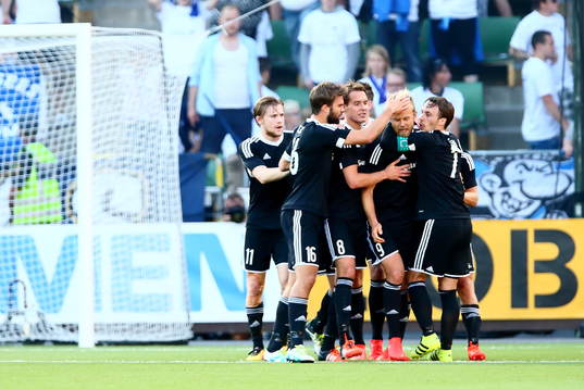 Rosenborg jublar och kramar om Christian Gytkjær som gjort