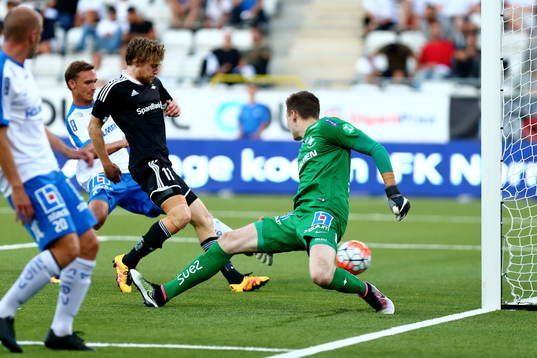 Rosenborgs Yann-Erik de Lanlay i situationen när Rosenborg
