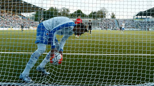 Norrköpings Christoffer Nyman hämtar bollen för snabb