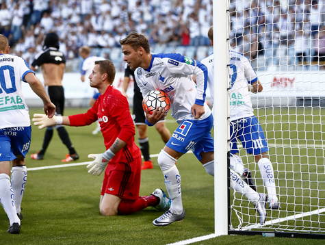 Norrköpings Christoffer Nyman hämtar bollen