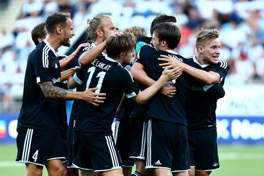 Rosenborg jublar och kramar om varandra