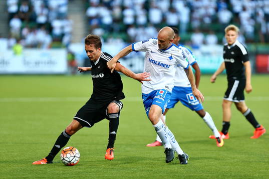 Norrköpings Daniel Sjölund med Rosenborgsspelare