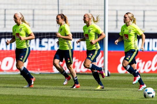Från vänster, Stina Blackstenius, Jessica Samuelsson,