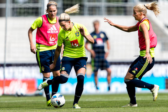 Olivia Schough jagas av Sofia Jakobsson