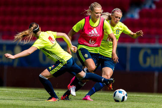 Fridolina Rolfö jagas av Amanda Ilestedt