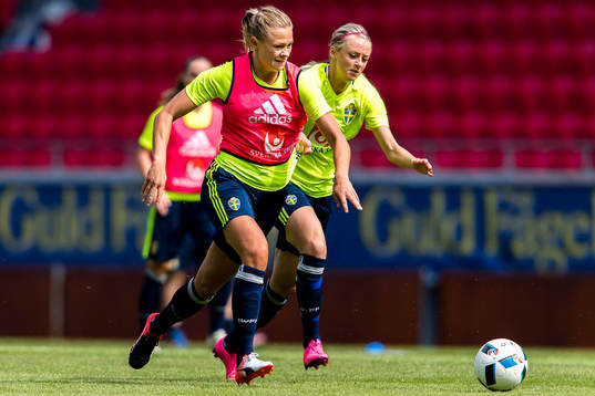 Fridolina Rolfö jagas av Amanda Ilestedt