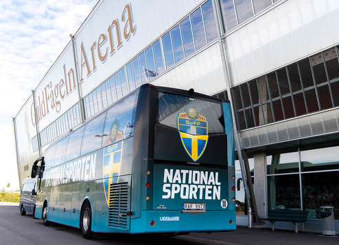 Den svenska spelarbussen utanför Guldfågeln arena