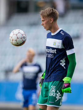 IFK Göteborgs målvakt Pontus Dahlberg tricksar