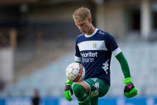 IFK Göteborgs målvakt Pontus Dahlberg tricksar