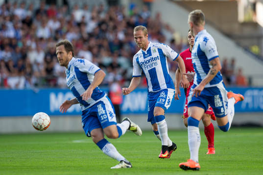 IFK Göteborgs Gustav Engvall passar Tobias Hysén