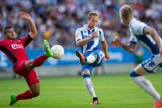 IFK Göteborgs Gustav Engvall skjuter ett skott