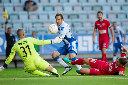 IFK Göteborgs Tobias Hysén skjuter mål som döms bort