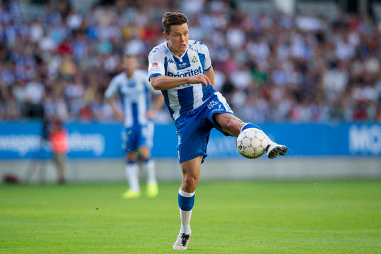 IFK Göteborgs Mads Albeck skjuter ett skott