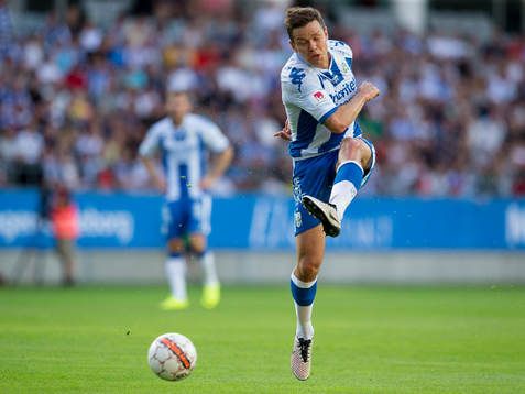 IFK Göteborgs Mads Albeck skjuter ett skott
