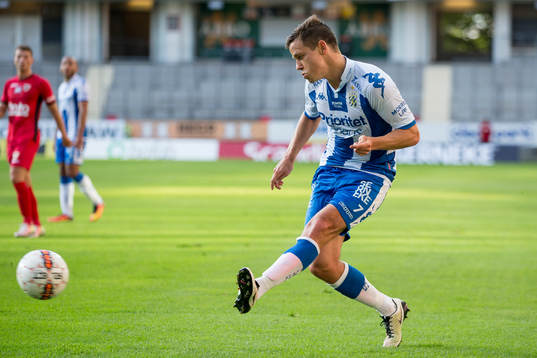 IFK Göteborgs Mads Albeck slår ett inlägg