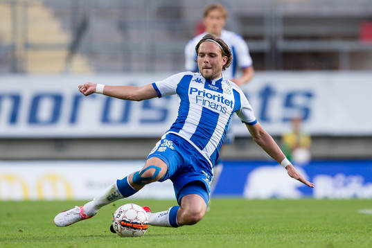 IFK Göteborgs Tom Pettersson glidtacklar