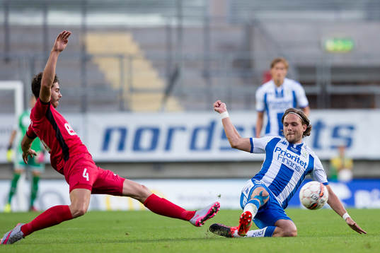 IFK Göteborgs Tom Pettersson glidtacklar