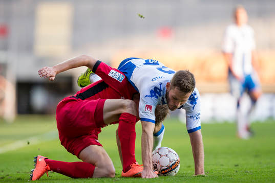 IFK Göteborgs Emil Salomonsson i kamp om bollen med Piast