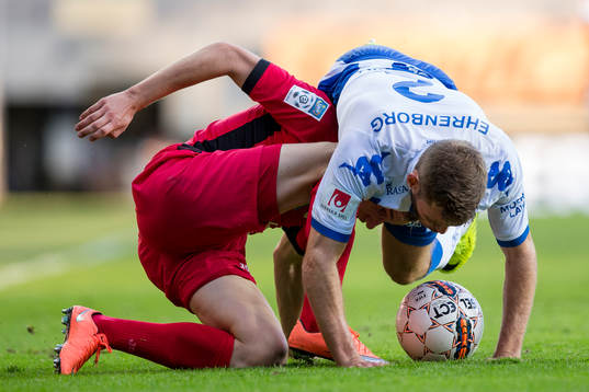 IFK Göteborgs Emil Salomonsson i kamp om bollen med Piast