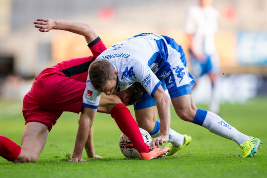 IFK Göteborgs Emil Salomonsson i kamp om bollen med Piast