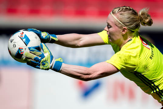 Sveriges målvakt Hedvig Lindahl värmer upp
