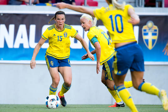 Sveriges Jessica Samuelsson och Caroline Seger