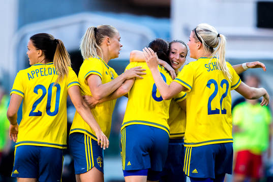 Sveriges Lotta Schelin har gjort mål 1-0 och jublar. Hon