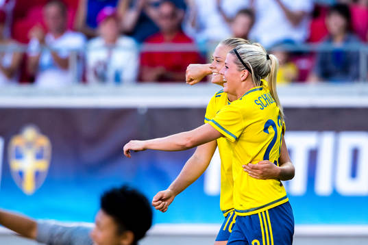 Sveriges Fridolina Rolfö har gjort mål 2-0 och jublar.