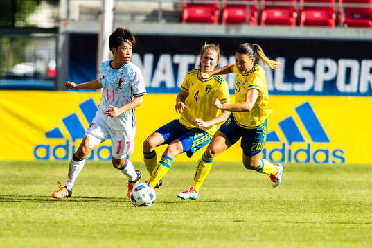 Japans Saori Arimachi jagas av Sveriges Emma Berglund och